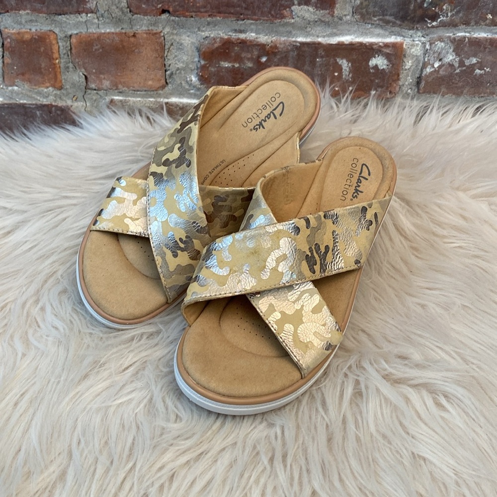 Clarks Collection Jillian Wedges in Criss Cross Sandals Tan Gold Camo, Size 7.5